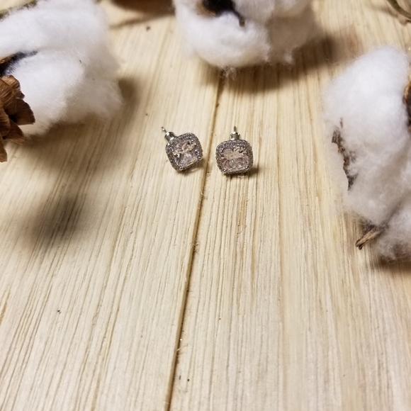 BREATHTAKING!! Clear color Halo Cut CZ stud earrings - Picture 5 of 11